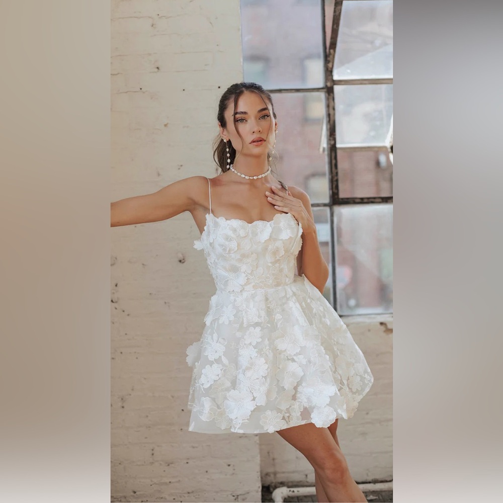 Untamed Petals Blair Elegant White Floral Dress Size 6